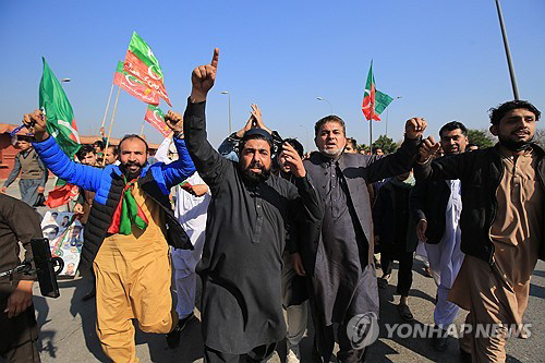 [외신사진 속 이슈人] 파키스탄 칸 前총리 지지자들 선거 조작 의혹 시위